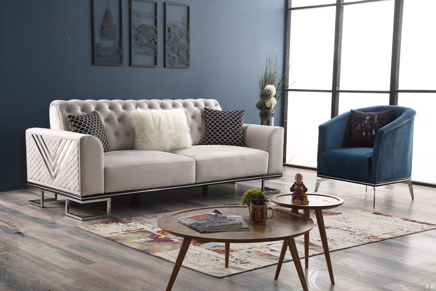 Jasnoszara sofa w eleganckim salonie z ciemnoniebieską ścianą