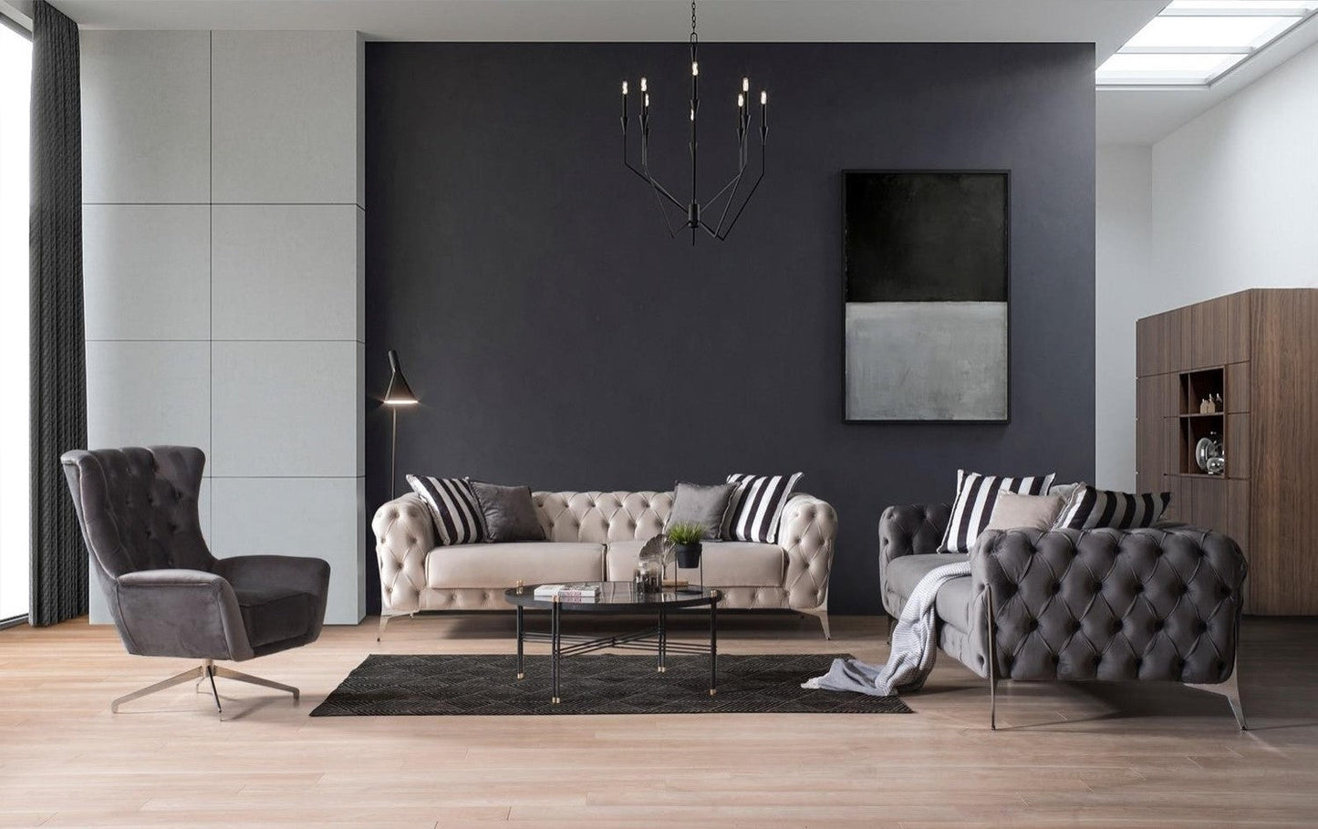 Klasyczna szara sofa z ozdobnymi poduszkami w eleganckim salonie