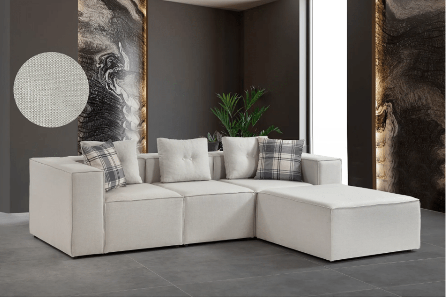 Biała narożna sofa w nowoczesnym wnętrzu z dużymi oknami