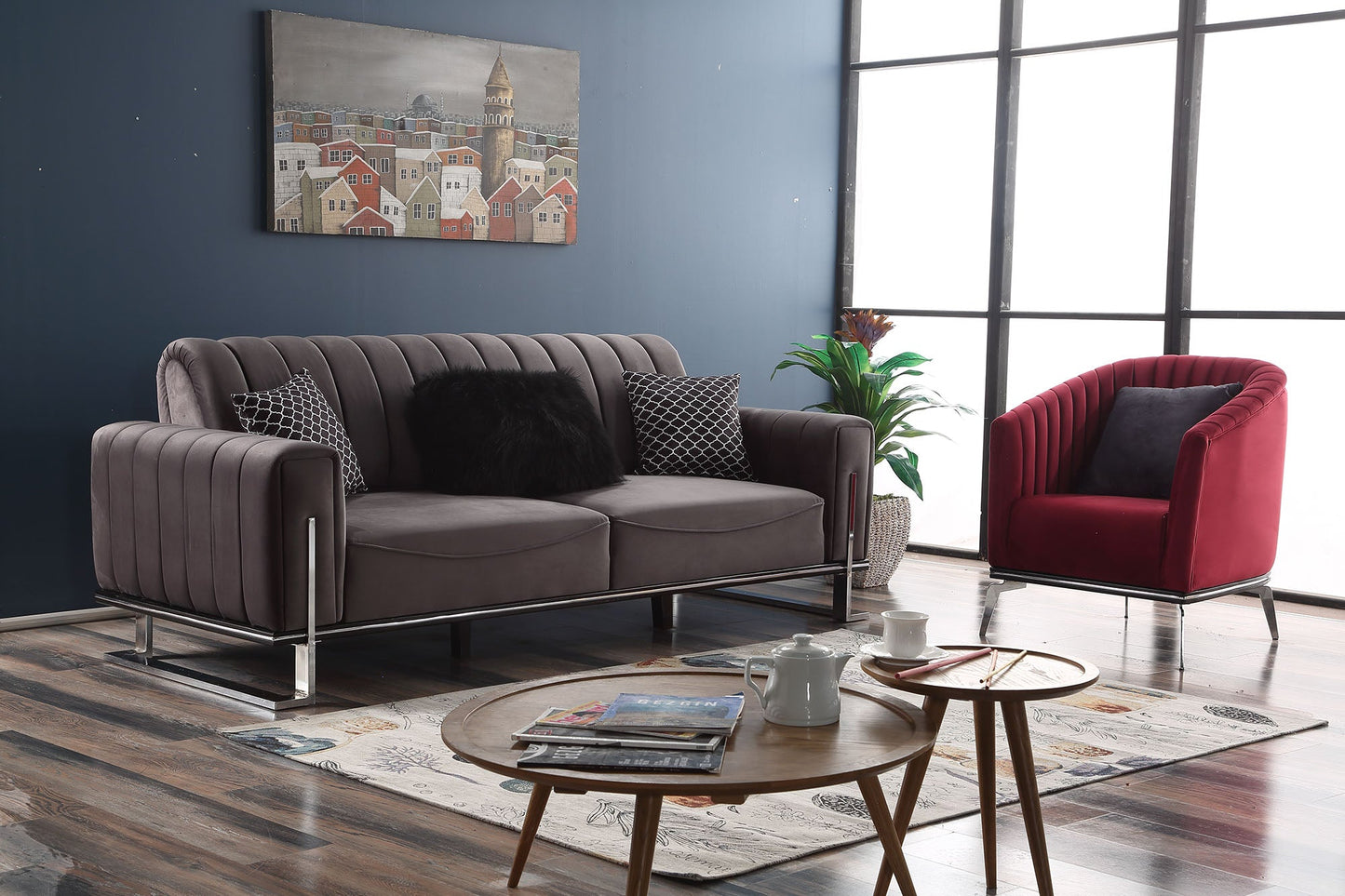 Ciemnobrązowa sofa z pikowaniem w eleganckim salonie.