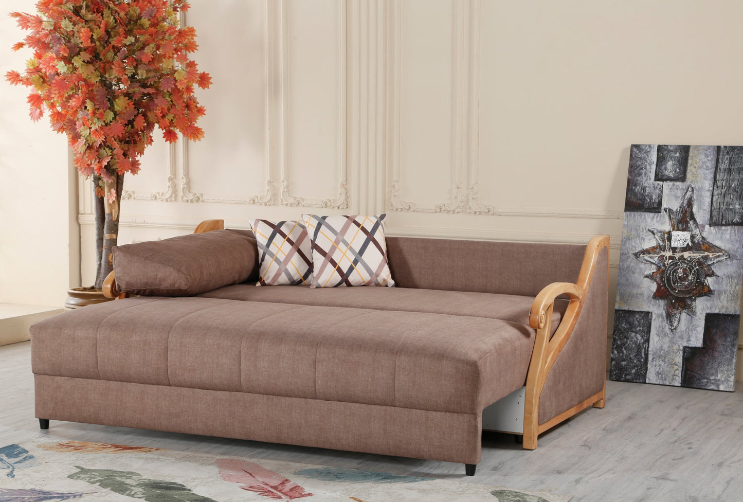Brązowa sofa z poduszkami w klasycznym salonie z drewnianą podłogą