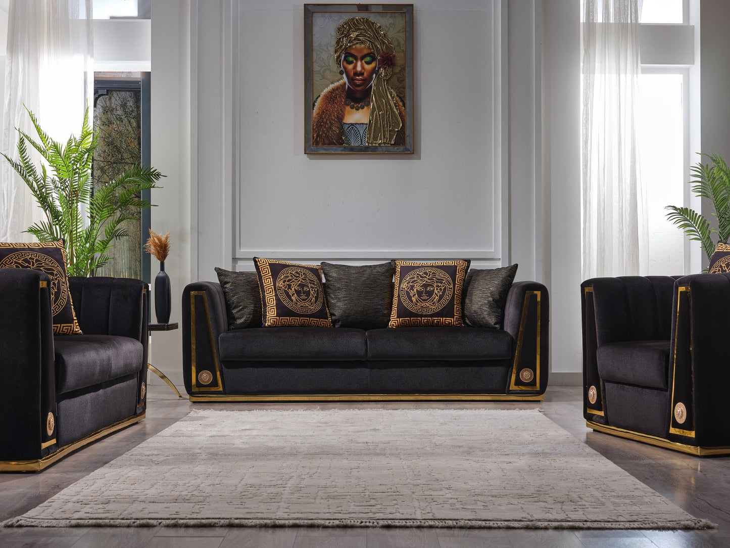 Ciemna sofa z drewnianymi nogami w jasnym salonie