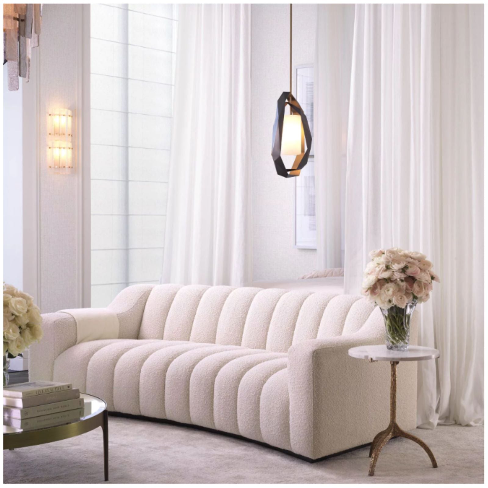 Beżowa, tapicerowana sofa o nowoczesnym, falistym kształcie z pionowymi przeszyciami.