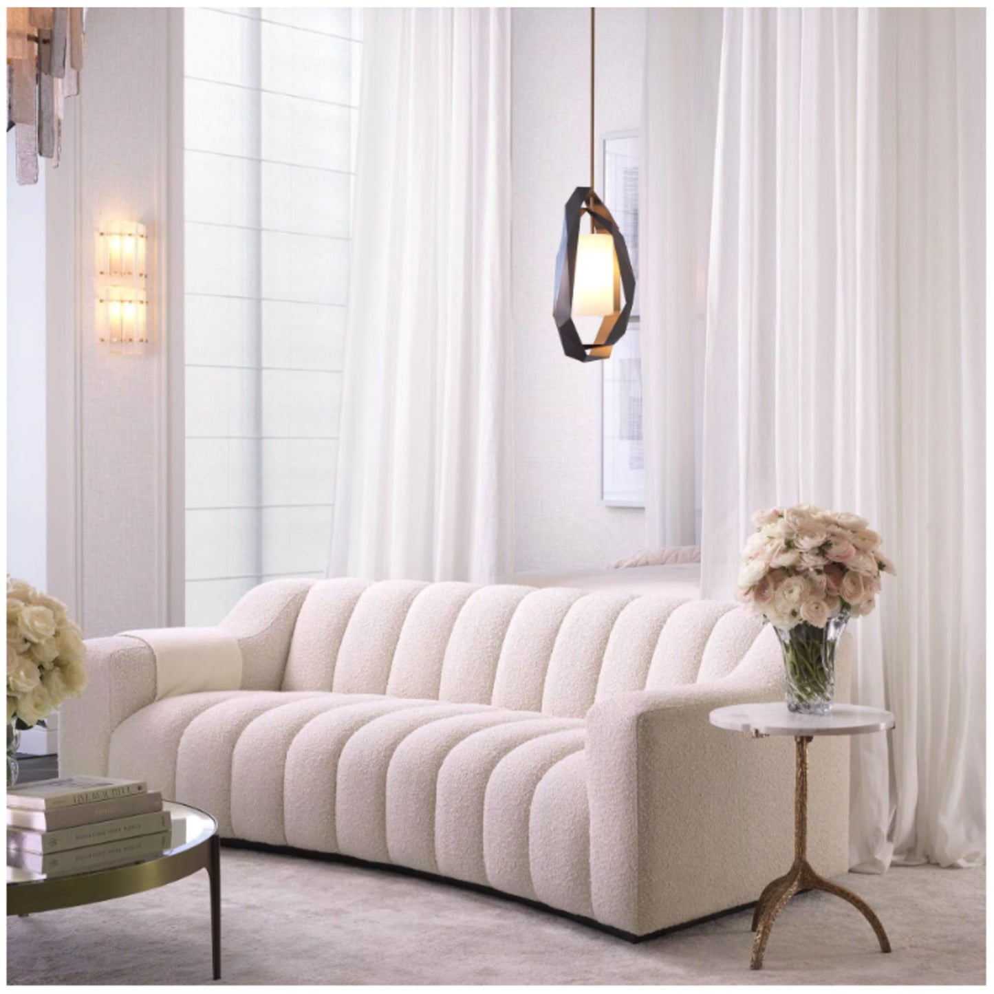 Beżowa, tapicerowana sofa o nowoczesnym, falistym kształcie z pionowymi przeszyciami.