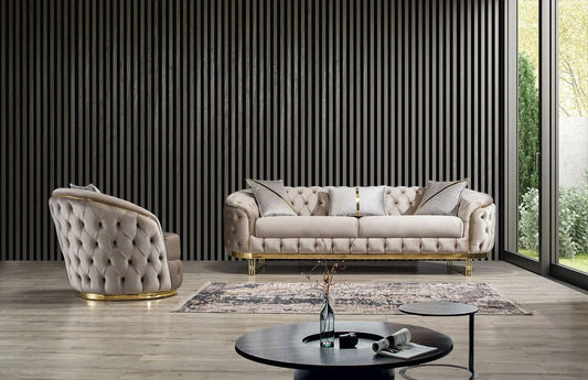Kremowa sofa z obłymi kształtami w nowoczesnym salonie