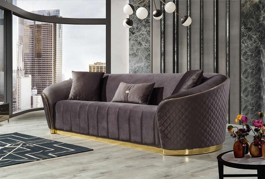 Szara sofa z podłokietnikami w klasycznym wnętrzu
