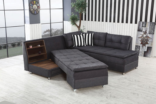 Ciemna narożna sofa z podnóżkiem w minimalistycznym wnętrzu