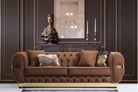 Brązowa sofa z pikowaniem w stylowym, ciemnym wnętrzu