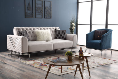 Jasnoszara sofa w eleganckim salonie z ciemnoniebieską ścianą