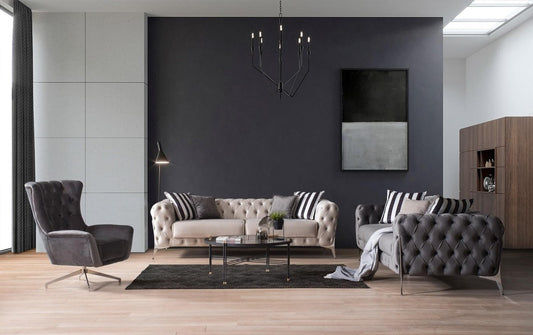 Klasyczna szara sofa z ozdobnymi poduszkami w eleganckim salonie