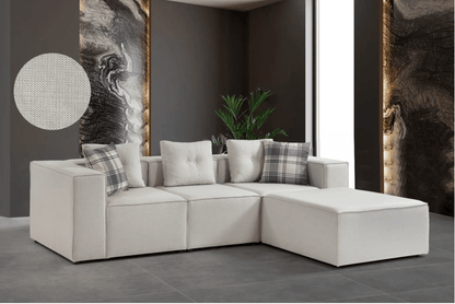 Biała narożna sofa w nowoczesnym wnętrzu z dużymi oknami