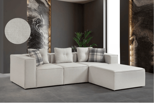 Biała narożna sofa w nowoczesnym wnętrzu z dużymi oknami