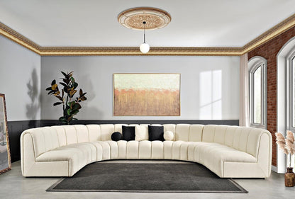 Biała sofa w jasnym, minimalistycznym wnętrzu z obrazem na ścianie