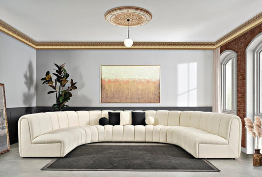Biała sofa w jasnym, minimalistycznym wnętrzu z obrazem na ścianie