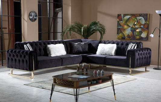 Czarna sofa z białymi poduszkami w nowoczesnym salonie.