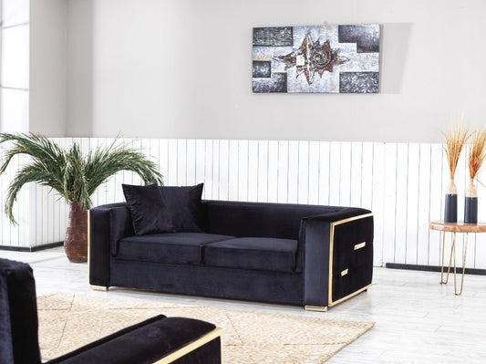 Czarna sofa w minimalistycznym wnętrzu z jasną podłogą.