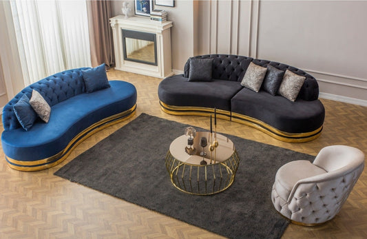 Czarna i niebieska sofa o falistym kształcie w designerskim wnętrzu