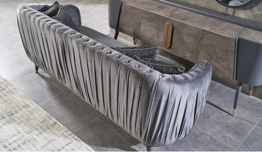 Szara sofa z marszczonym obiciem w rustykalnym salonie