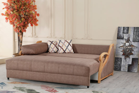 Brązowa sofa z poduszkami w klasycznym salonie z drewnianą podłogą