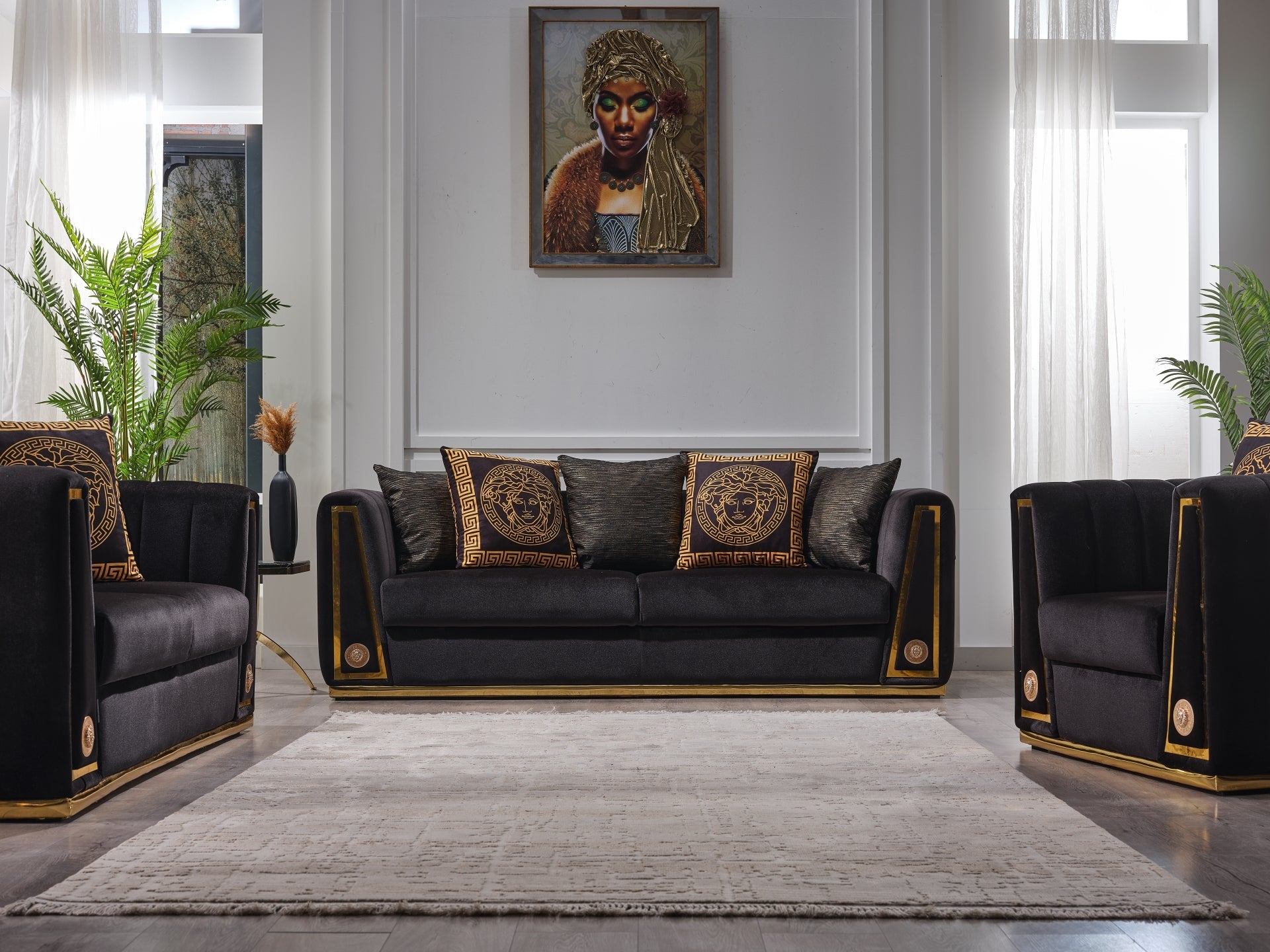 Ciemna sofa z drewnianymi nogami w jasnym salonie