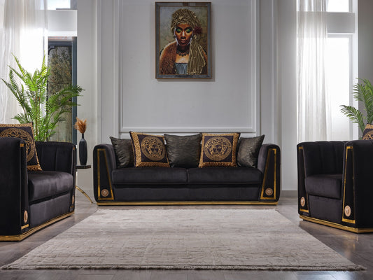 Ciemna sofa z drewnianymi nogami w jasnym salonie