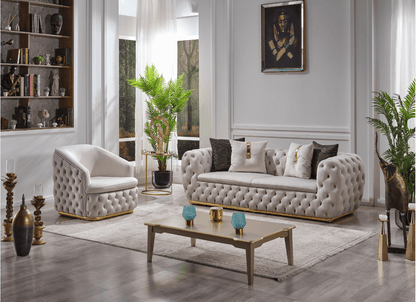 Jasnoszara sofa w eleganckim salonie z drewnianym stolikiem