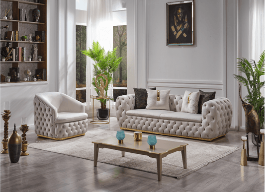 Jasnoszara sofa w eleganckim salonie z drewnianym stolikiem